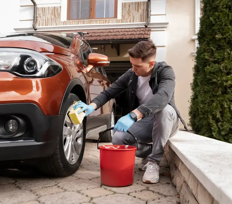 Lavage auto à domicile Ronssoy : professionnel intervenant sur un véhicule